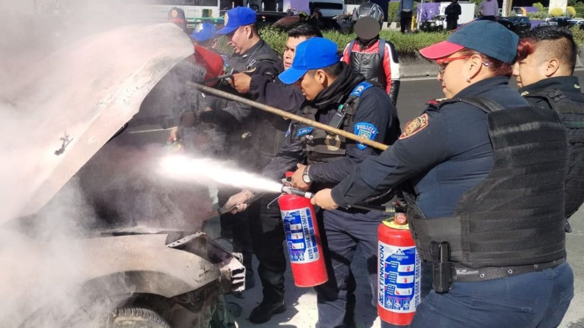 Un automóvil sufrió un incendio la mañana de este jueves cuando circulaba sobre Periférico Sur, en la alcaldía Tlalpan.