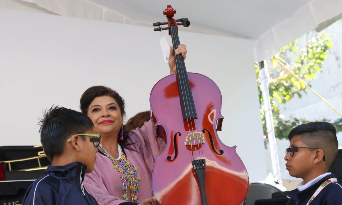 Clara Brugada arrancó en la Primaria "Gabino Barreda" la entrega de instrumentos musicales para escuelas públicas de la Ciudad de México.