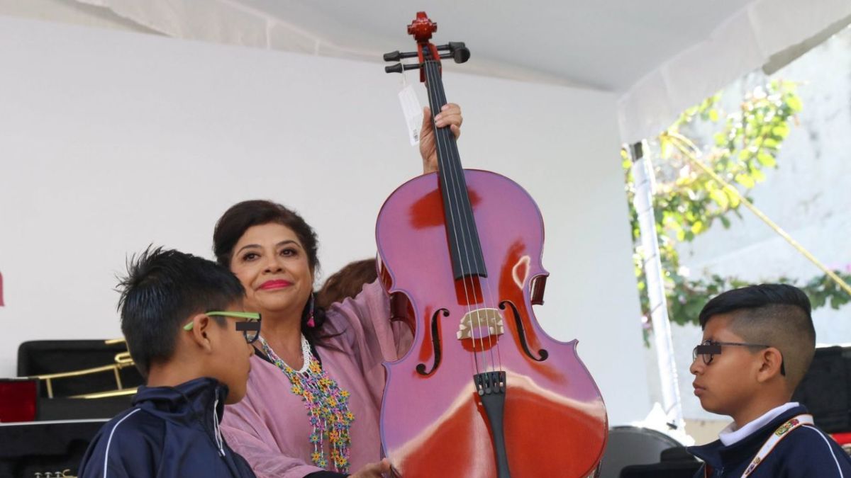 Clara Brugada arrancó en la Primaria "Gabino Barreda" la entrega de instrumentos musicales para escuelas públicas de la Ciudad de México.