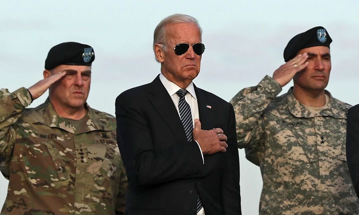 Joe Biden con personal militar estadounidense.