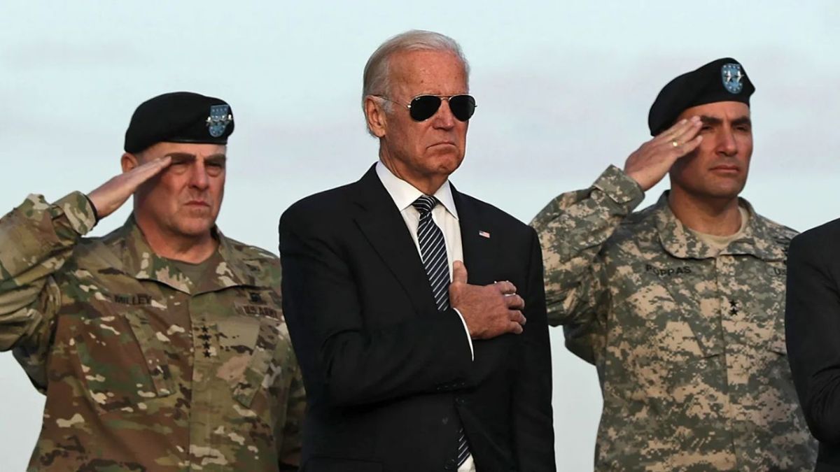 Joe Biden con personal militar estadounidense.