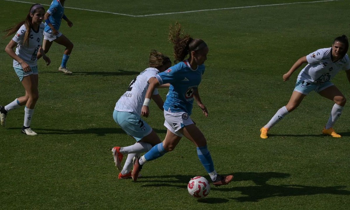 Jugadoras del Pachuca y Cruz Azul en un partido de la Liga Femenil MX.