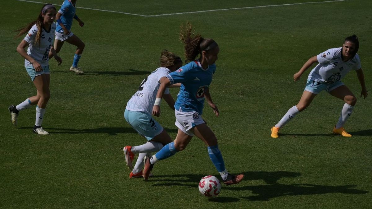 Jugadoras del Pachuca y Cruz Azul en un partido de la Liga Femenil MX.