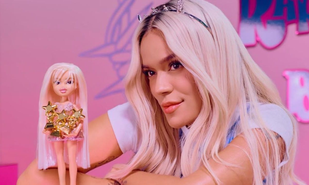 Karol G posando a lado de su muñeca Bratz