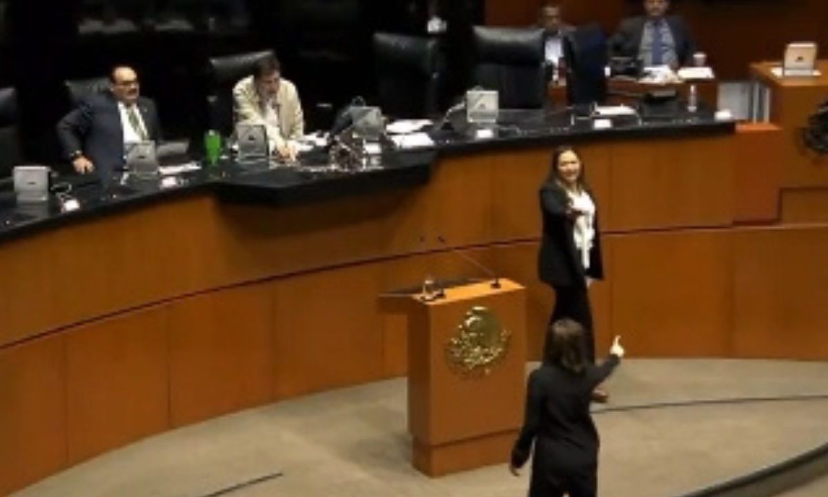 La senadora del PAN Lilly Téllez aventó unas monedas a la expriistas y ahora morenista Cynthia López Castro cuando subió a tribuna.