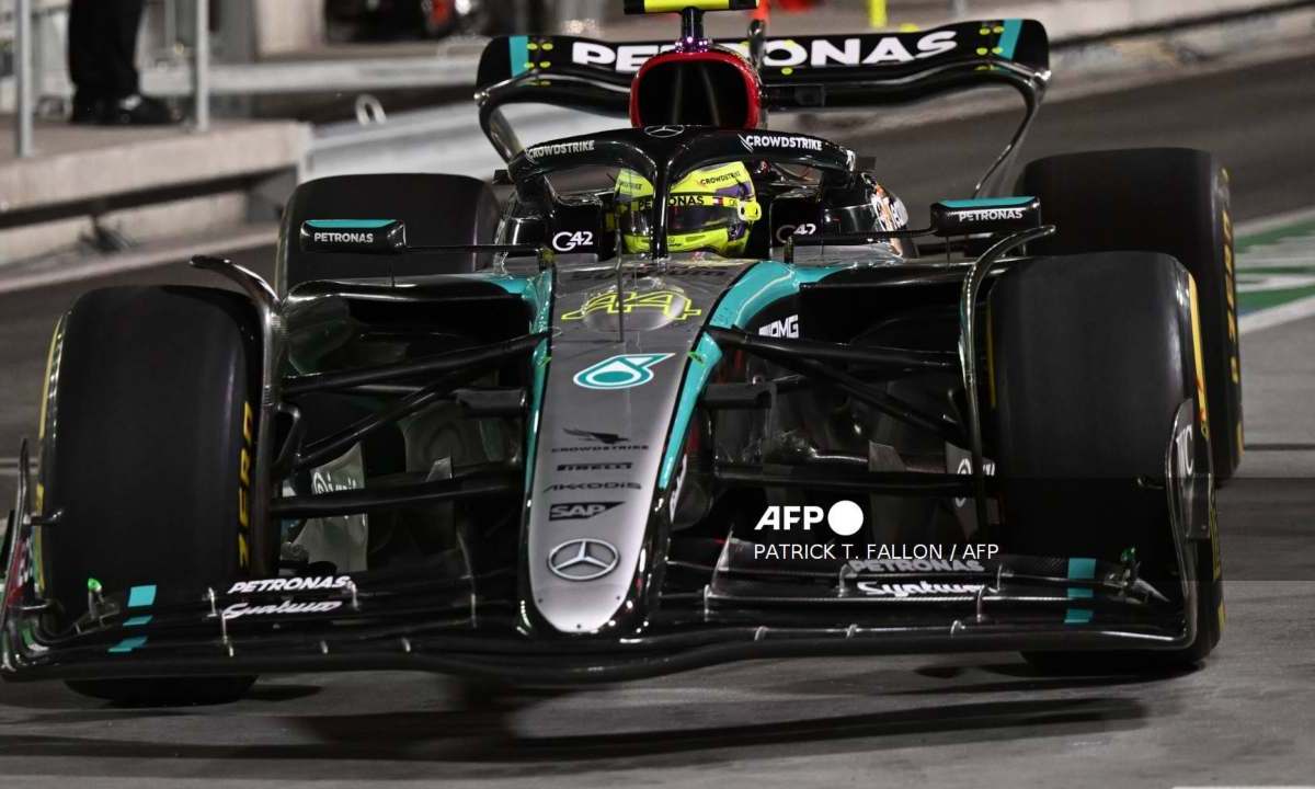 Hamilton y Russell de Mercedes dominaron los primeros ensayos libres del GP de Las Vegas.