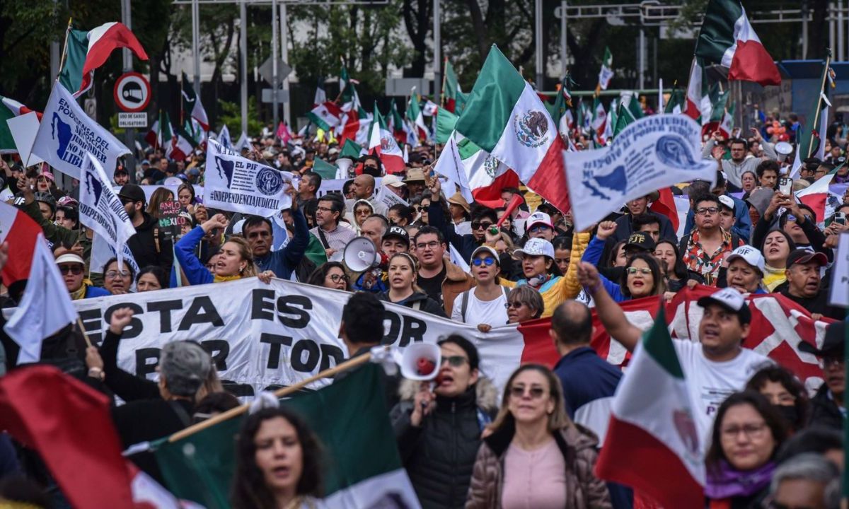 Marcha de trabajadores del Poder Judicial en CDMX.