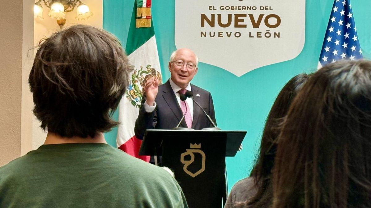 En NL, Ken Salazar se reunió con empresarios, con quienes dialogó sobre cómo fortalecer la relación comercial entre ambos países