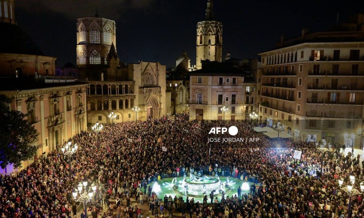 Ciudadanos valencianos volvieron a abarrotar las calles para protestar por el mal manejo del gobierno tras las inundaciones por la DANA.