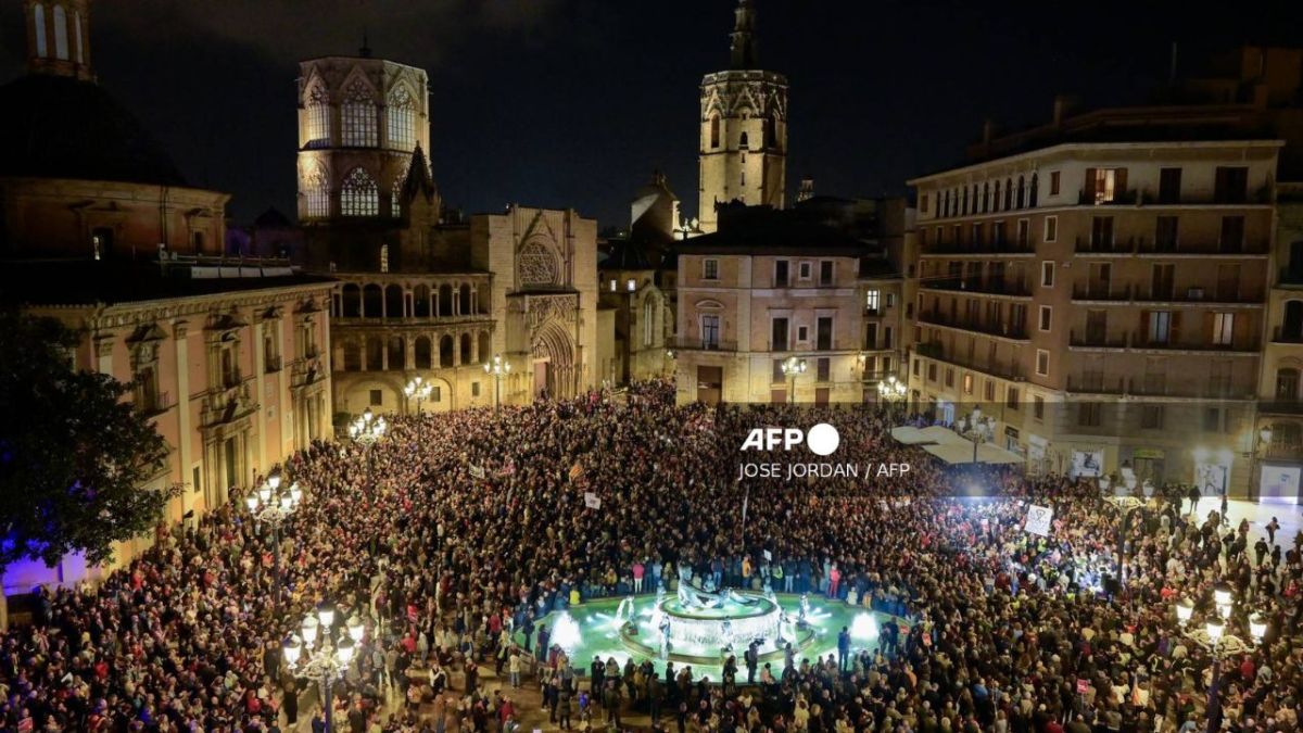 Ciudadanos valencianos volvieron a abarrotar las calles para protestar por el mal manejo del gobierno tras las inundaciones por la DANA.