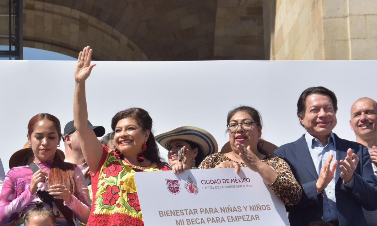 Clara Brugada, Jefa de Gobierno de la CDMX arrancando el programa de becas a estudiantes.