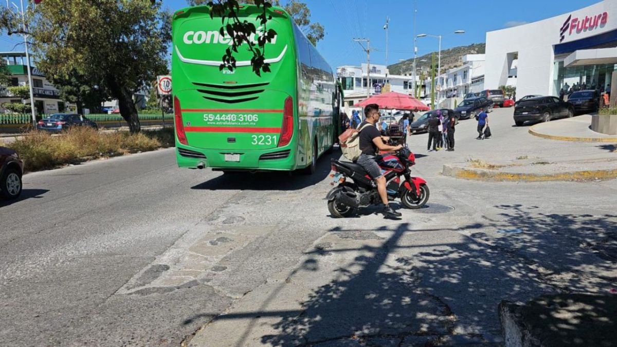 Normalistas de Ayotzinapa toman camiones