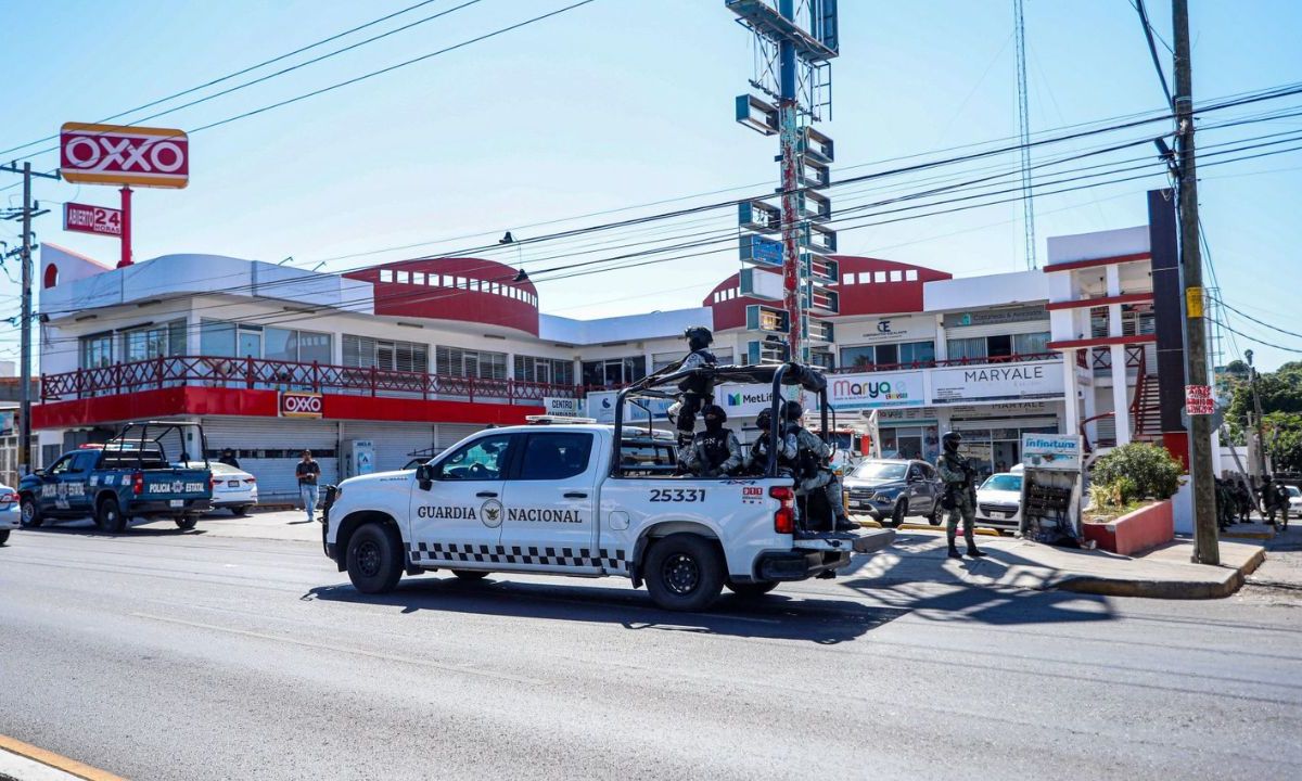 Elementos del Ejército y de la Guardia Nacional realizando operaciones de vigilancia y seguridad en Culiacán.