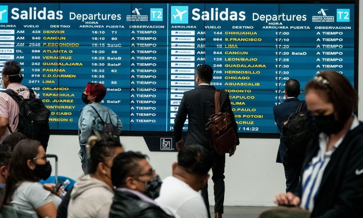 Pantallas ubicadas en la Terminal 2 del AICM