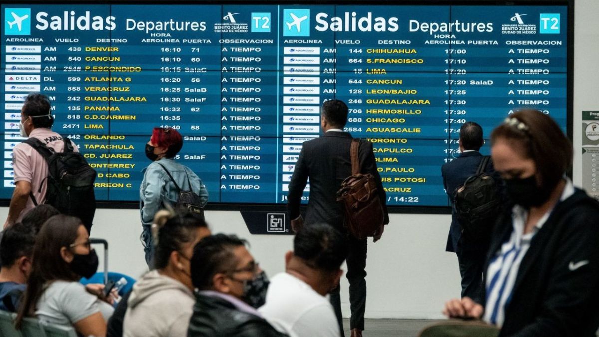 Pantallas ubicadas en la Terminal 2 del AICM