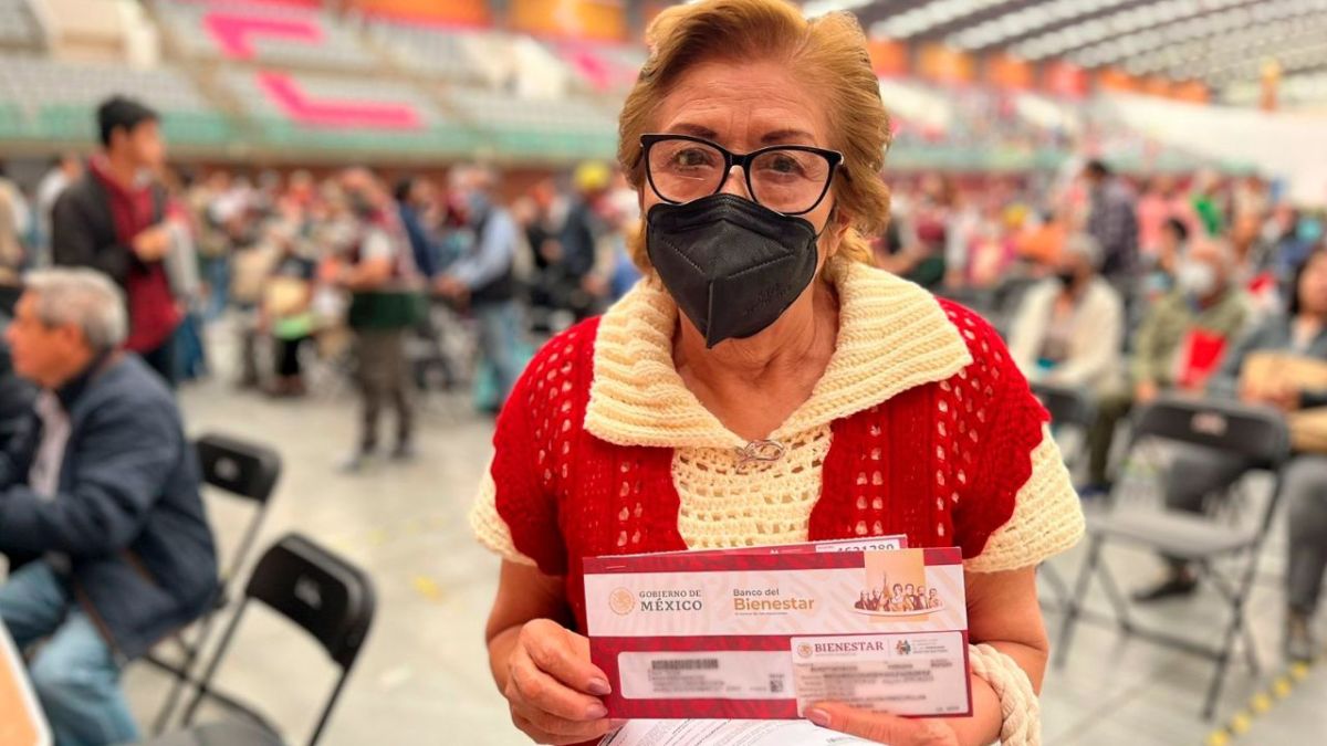 Mujer recibiendo tarjeta del Banco Bienestar para la Pensión Bienestar.