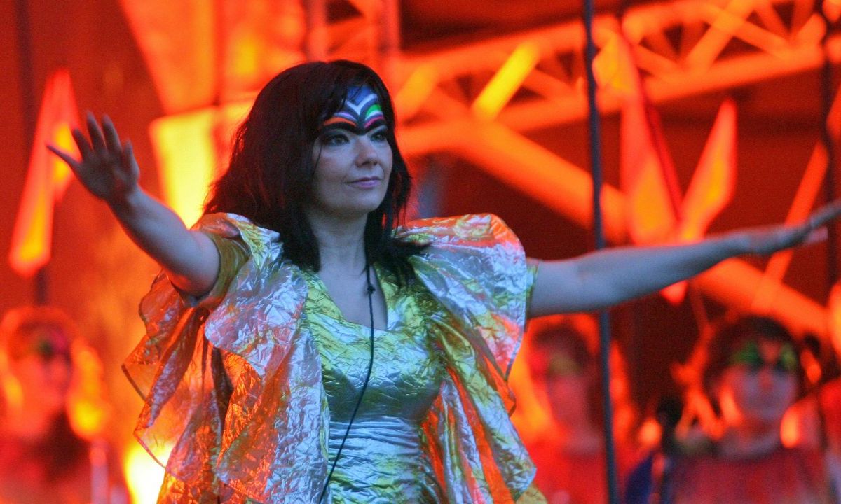 La cantante Björk en una presentación como parte de la era 'Volta'.