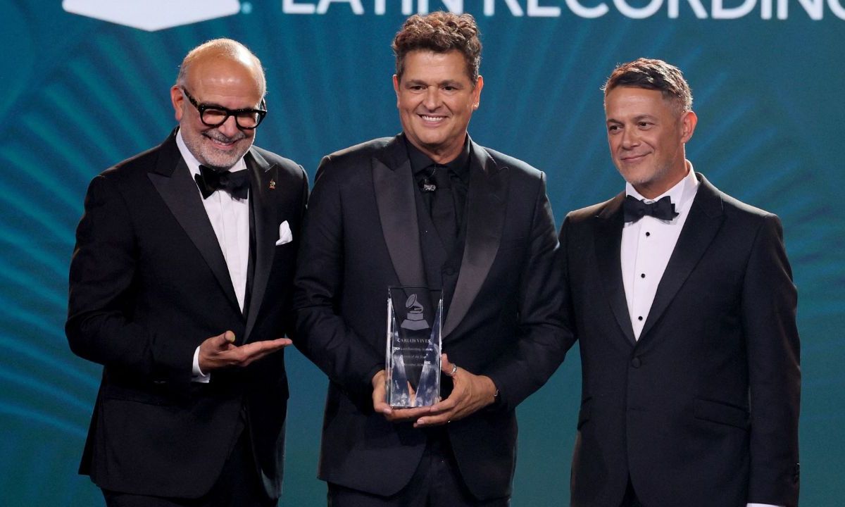 Carlos Vives recibiendo el premio a Persona del Año por parte de los Latin Grammy