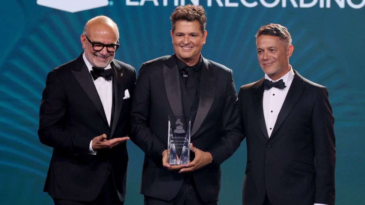 Carlos Vives recibiendo el premio a Persona del Año por parte de los Latin Grammy