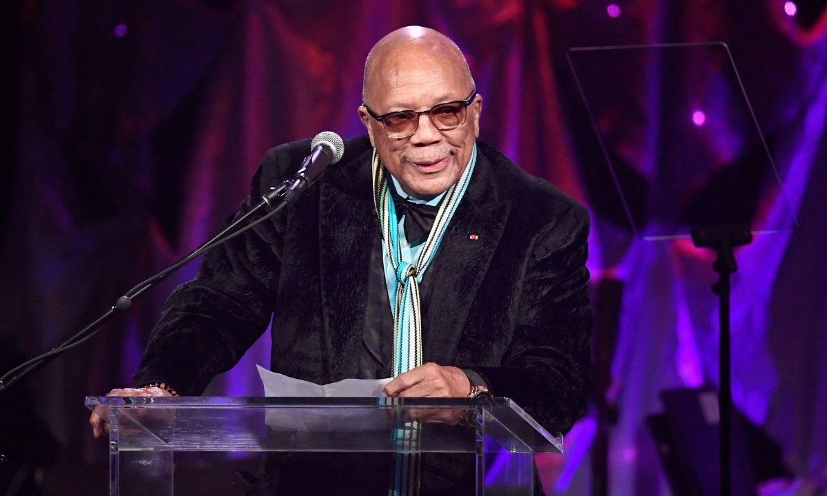 Quincy Jones habla en el escenario durante la Gala Pre-GRAMMY y el GRAMMY Salute to Industry Icons en honor a Clarence Avant en el Beverly Hilton Hotel el 9 de febrero de 2019