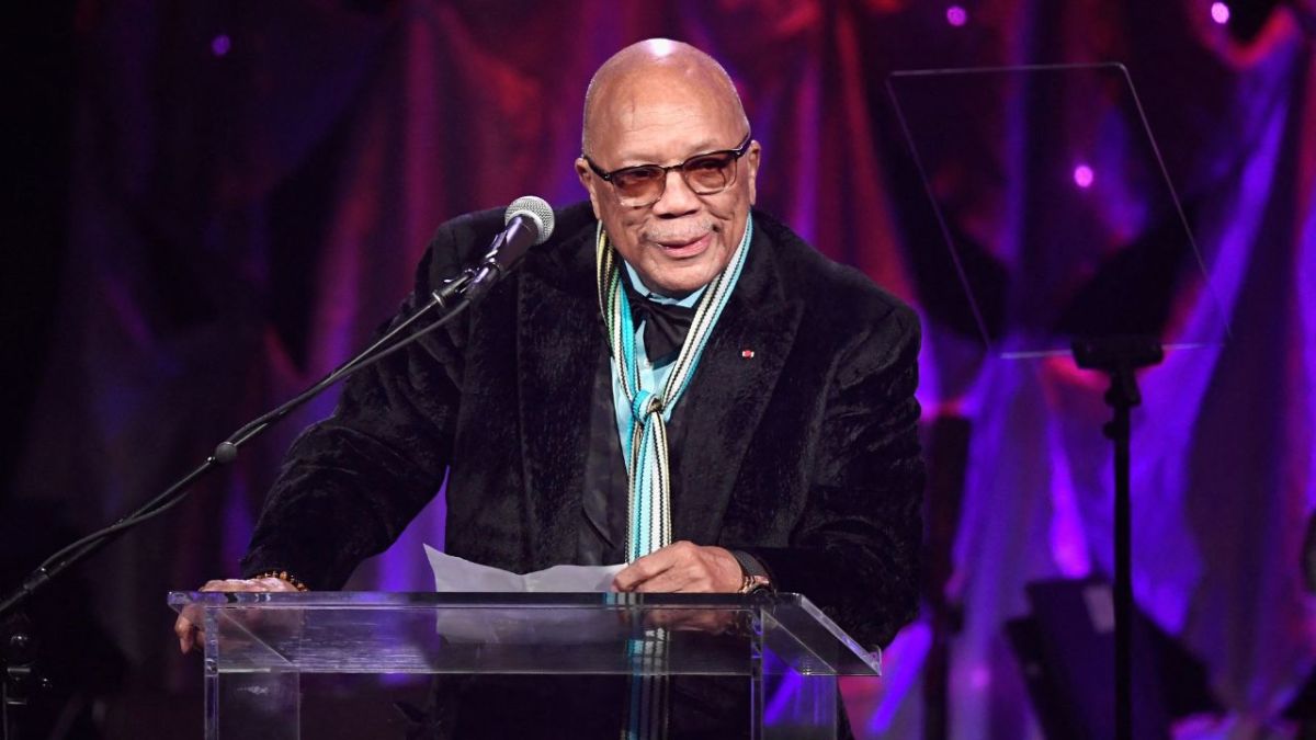 Quincy Jones habla en el escenario durante la Gala Pre-GRAMMY y el GRAMMY Salute to Industry Icons en honor a Clarence Avant en el Beverly Hilton Hotel el 9 de febrero de 2019