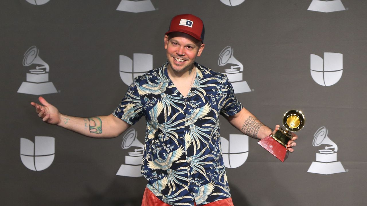 Residente posando con su Latin Grammy en el press room de la ceremonia