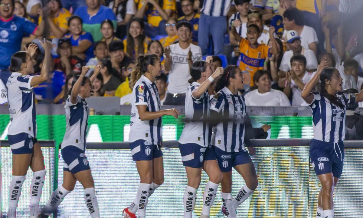 Rayadas de Monterrey festejan gol.