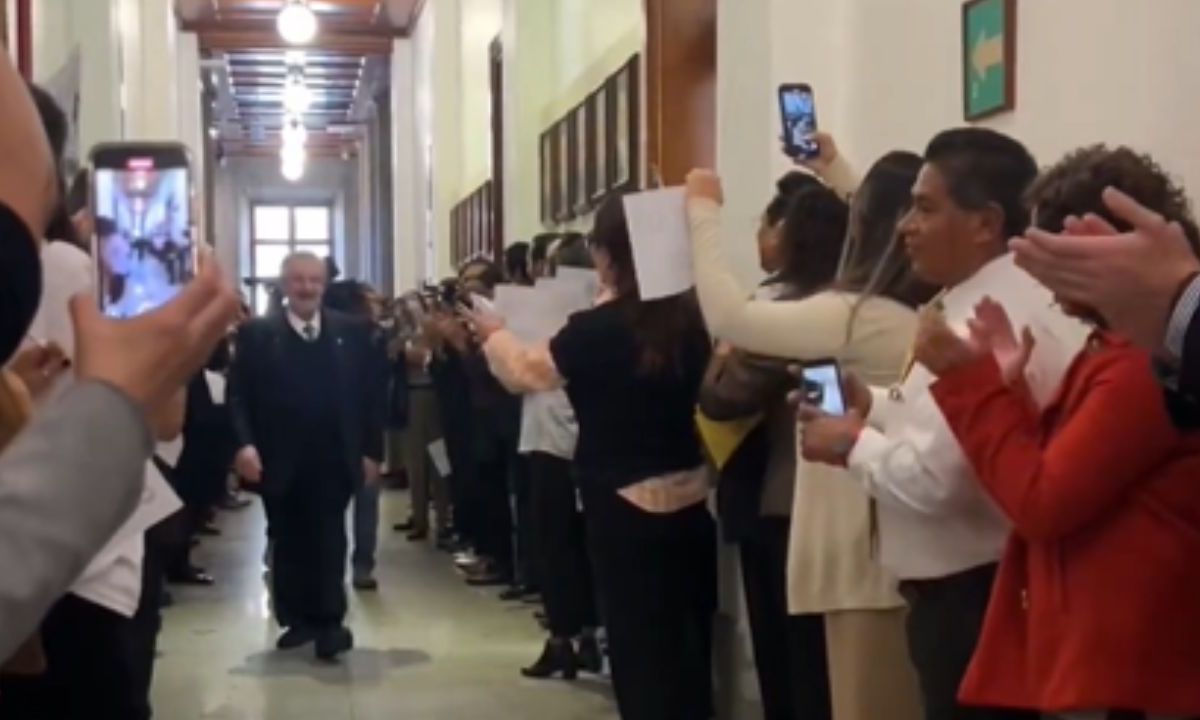 Los llamados ministros “rebeldes” de la Suprema Corte ingresaron al salón del Pleno en medio de gritos de apoyo de trabajadores.