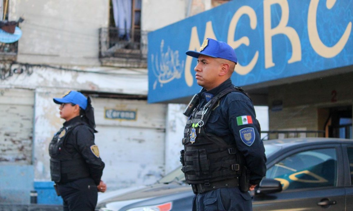 Policías al exterior del Mercado 2 de abril.