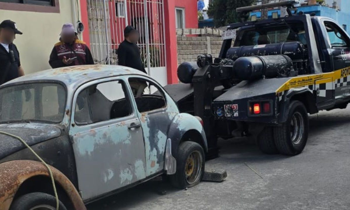 Policías de tránsito retiraron autos abandonados en las alcaldías Tláhuac, Benito Juárez, Iztacalco, G.A.M. y Venustiano Carranza.