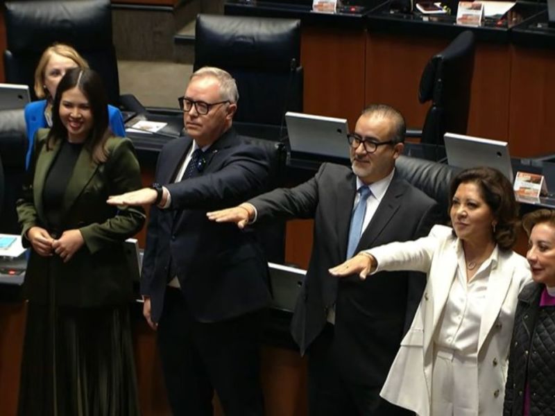 Rinden protesta suplentes de senadores Mauricio Vila, Gustavo Sánchez y Waldo Fernández