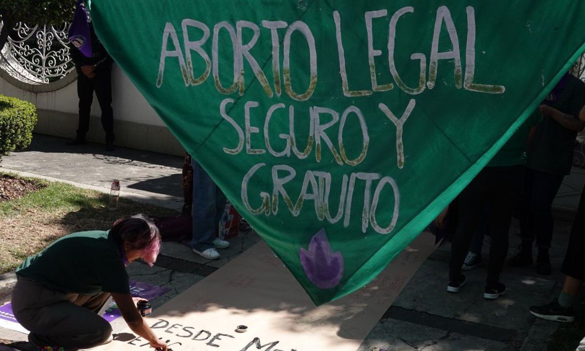 Durante una manifestación, feministas piden que se despenalice el aborto