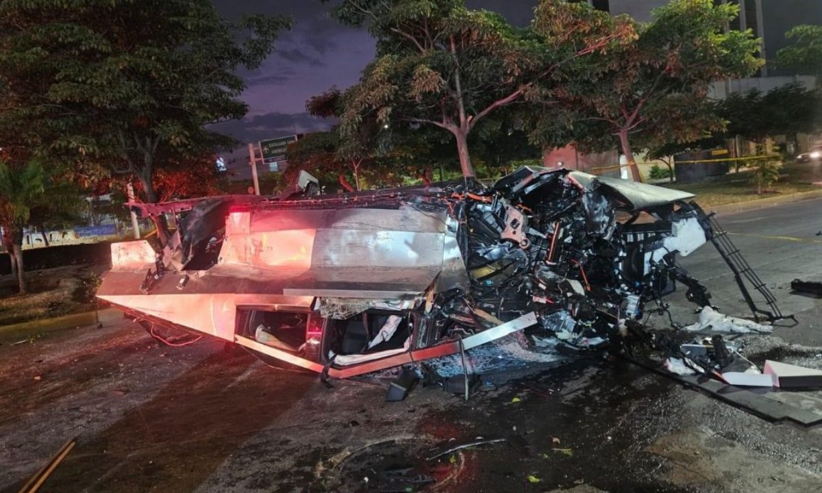 Una Cybertruck quedó destrozada tras un accidente en Guadalajara