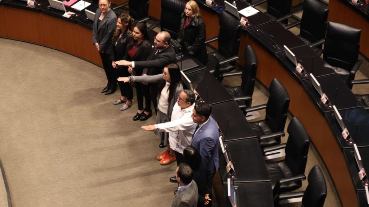 Senadores rinden protesta.