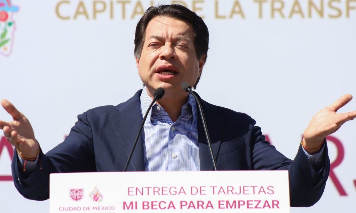 Mario Delgado en evento en el Monumento a la Revolución.