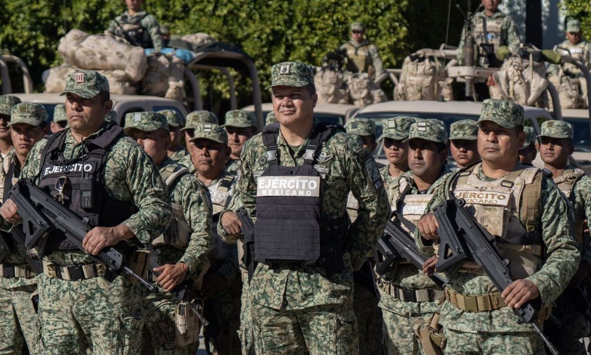 Sheinbaum anunció que buscará elevar el sueldo de los soldados del Ejército Mexicano luego de que quedaran rezagados por la Guardia Nacional.