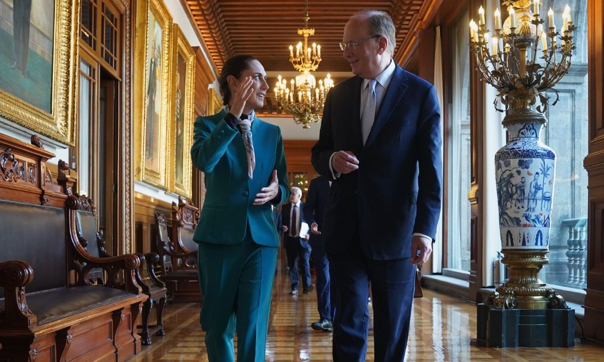 Claudia Sheinbaum caminando en los pasillos de Palacio Nacional con Larry Frink