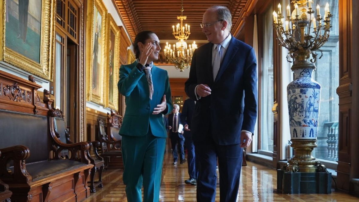 Claudia Sheinbaum caminando en los pasillos de Palacio Nacional con Larry Frink