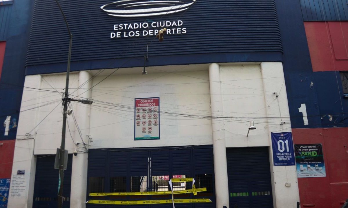 Exterior del Estadio Ciudad de los deportes con sellos de clausura por parte de la alcaldía Benito Juárez