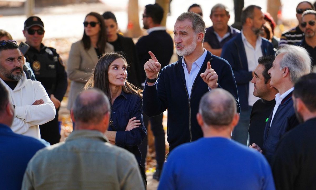 Felipe VI y Letizia acuden a Valencia y contrario a su primera visita ahora fueron recibidos de otra forma.