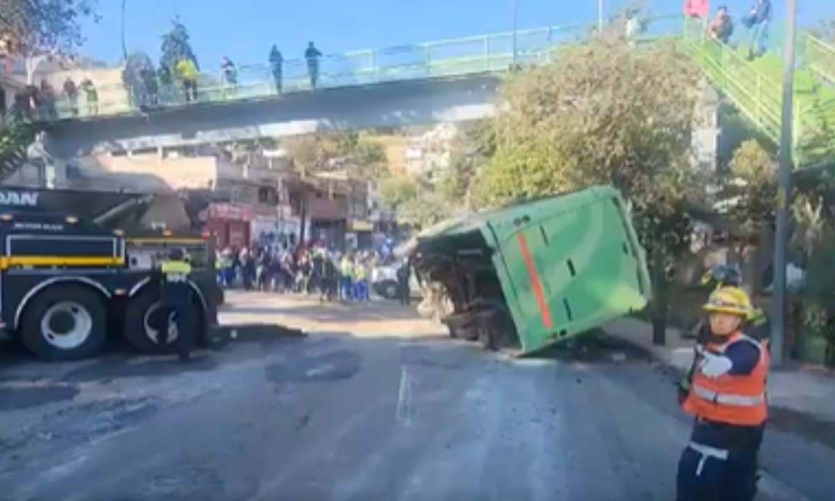 A través de redes sociales circuló un clip en el que se aprecia la volcadura del transporte público en la alcaldía Tlalpan.