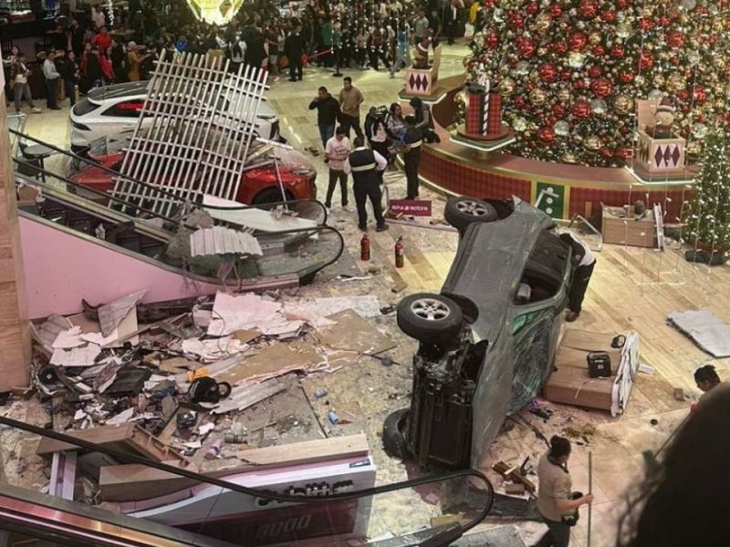 VIDEO: Automóvil cae del estacionamiento en el centro comercial miraflores