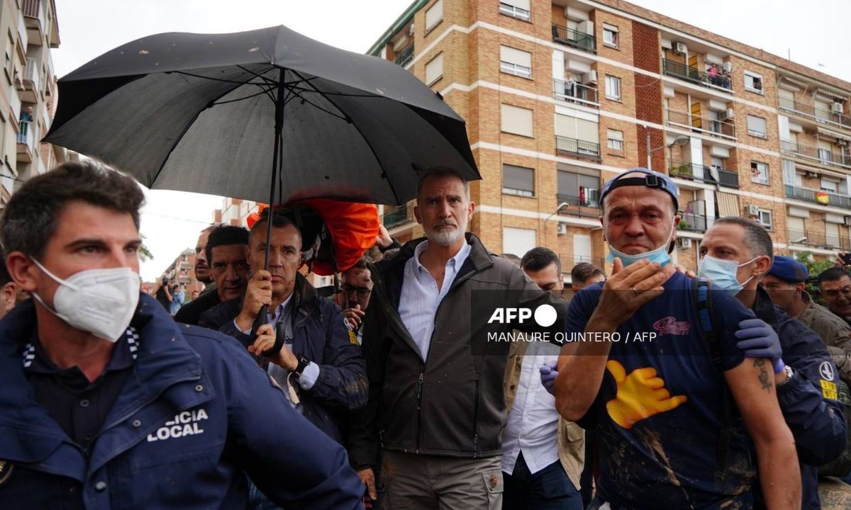 Lanzan barro al rey de España en Valencia