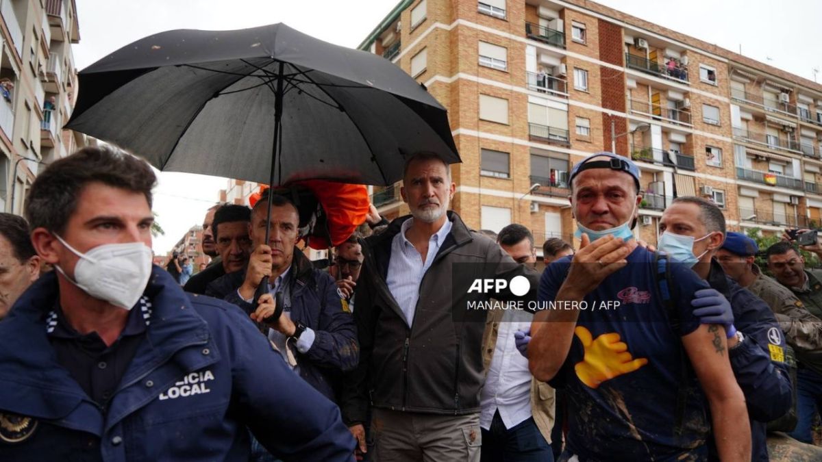 Lanzan barro al rey de España en Valencia