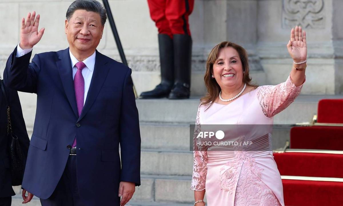 Dina Boluarte, junto a su colega chino, Xi Jinping, en una ceremonia celebrada en la sede de gobierno.