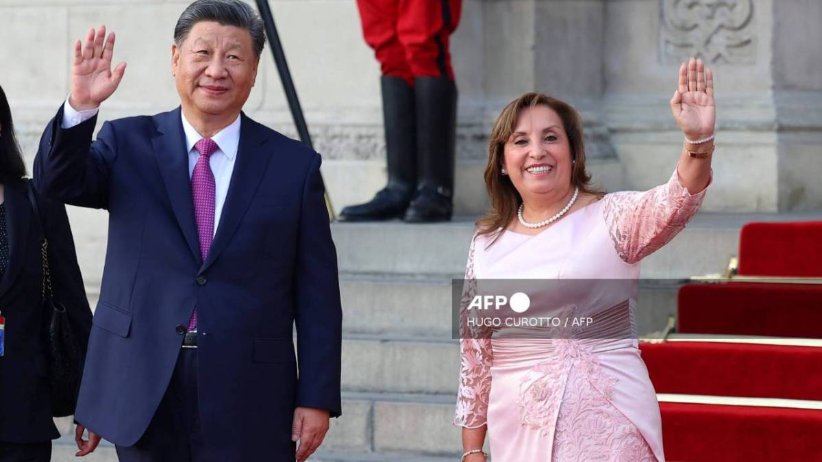 Dina Boluarte, junto a su colega chino, Xi Jinping, en una ceremonia celebrada en la sede de gobierno.