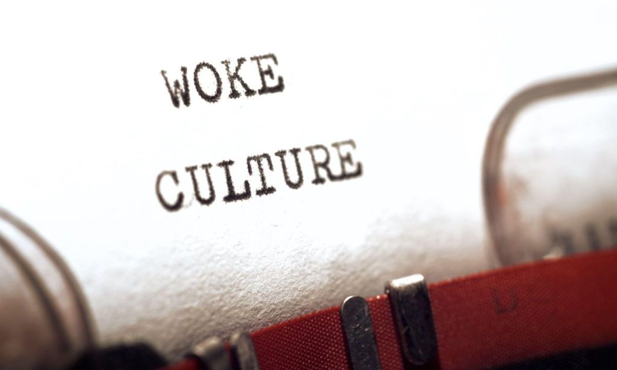 El lenguaje "woke" también incluye una serie de términos y expresiones que se utilizan para describir y criticar las actitudes y comportamientos que perpetúan la opresión