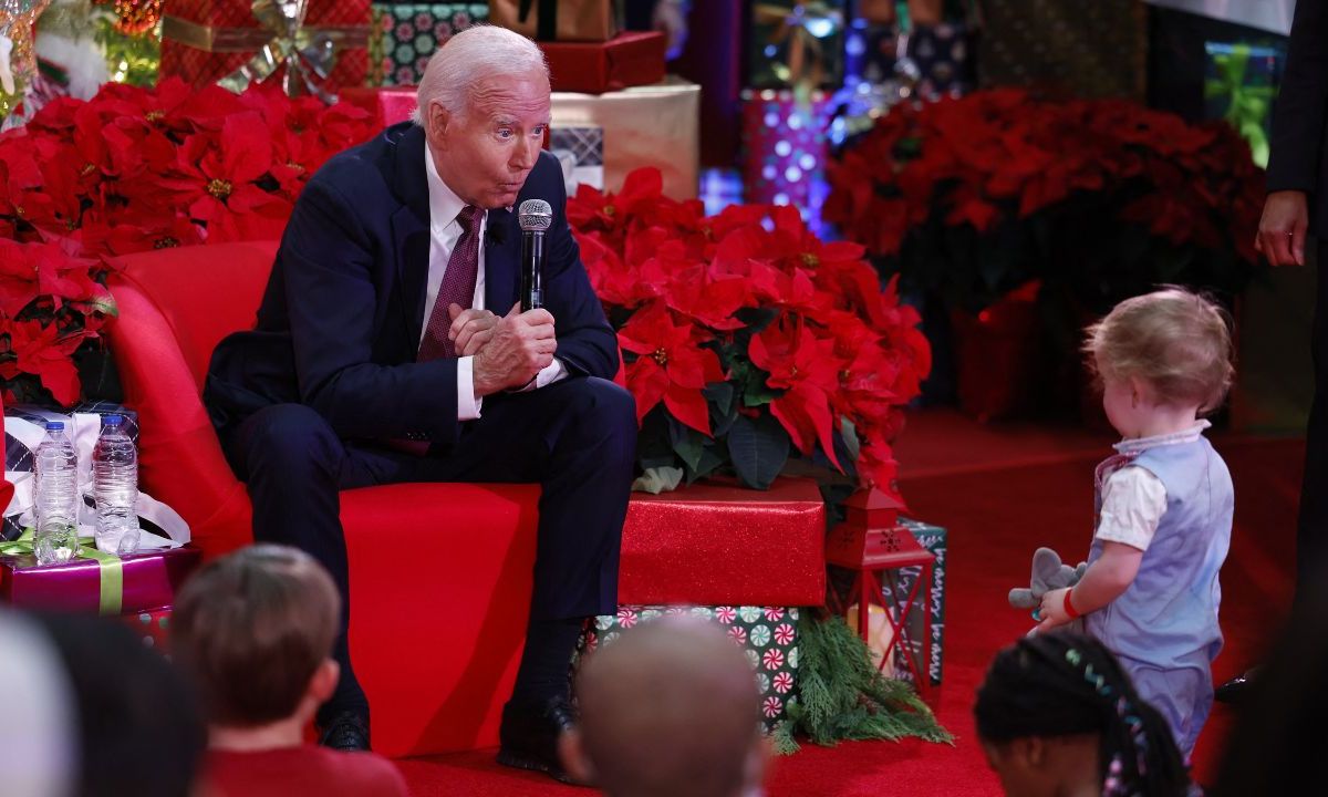 Biden visitó el Hospital Nacional Infantil en Washington, DC, interactuando con niños y familias en un emotivo gesto durante la temporada navideña.