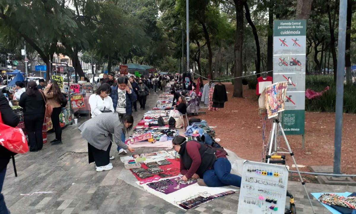 Sobre Bellas Artes, uniformados de la Policía capitalina mantienen su despliegue para evitar el reingreso de la venta en vía pública.