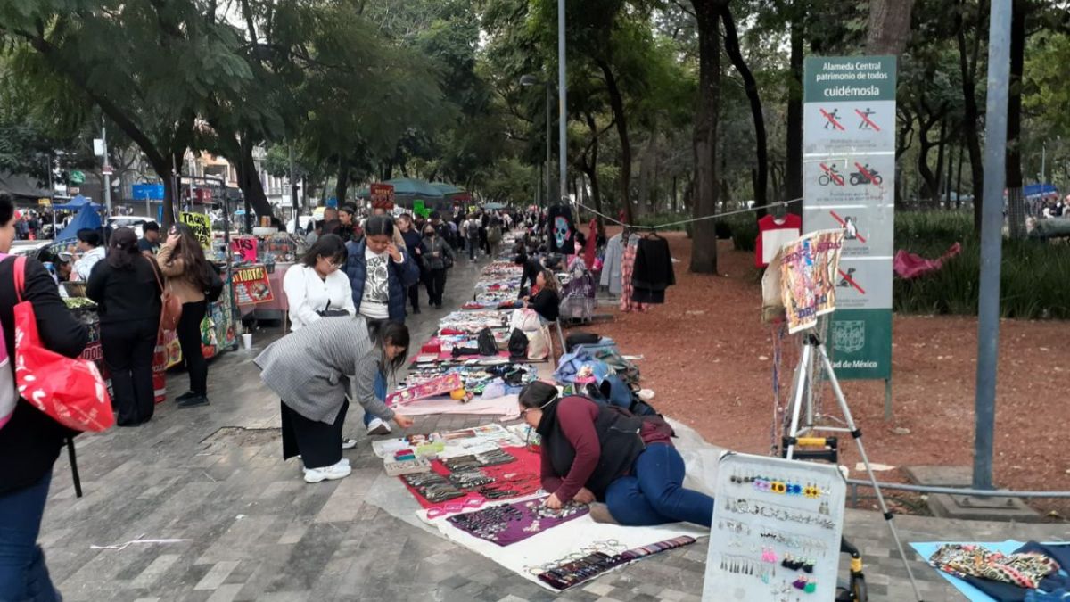 Sobre Bellas Artes, uniformados de la Policía capitalina mantienen su despliegue para evitar el reingreso de la venta en vía pública.